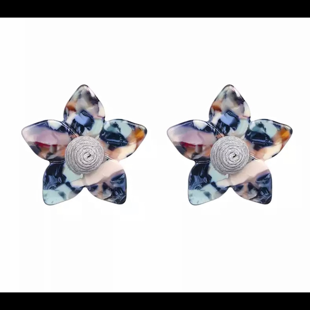 Flower NWOT Petal Lele Marble Stud earrings